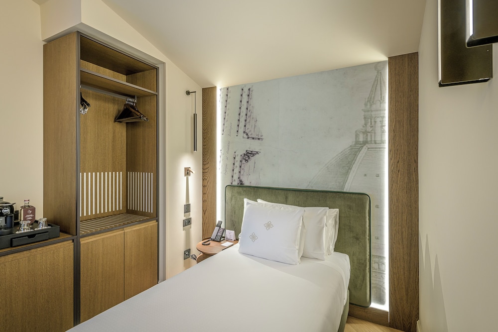 Palazzo Montebello — Hotel rooms in Florence, Tuscany