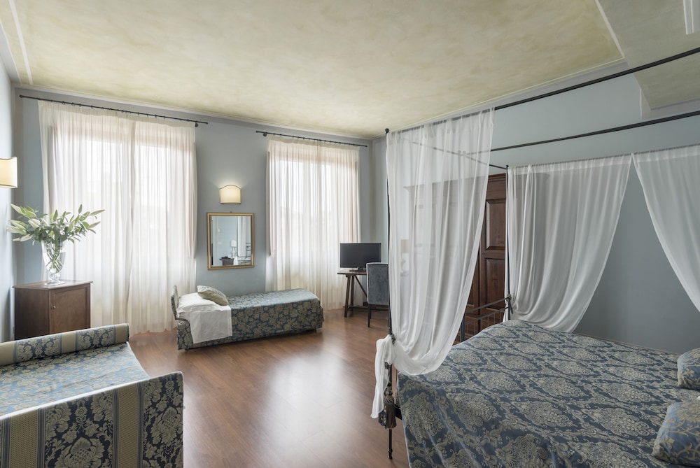 Hotel Palazzo dal Borgo — Hotel rooms in Florence, Tuscany