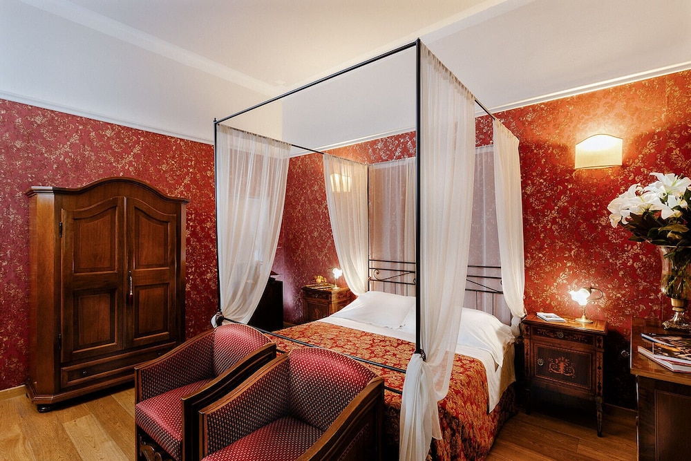 Hotel Palazzo dal Borgo — Hotel rooms in Florence, Tuscany