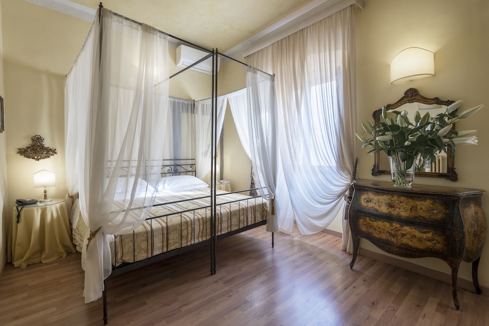 Hotel Palazzo dal Borgo — Hotel rooms in Florence, Tuscany