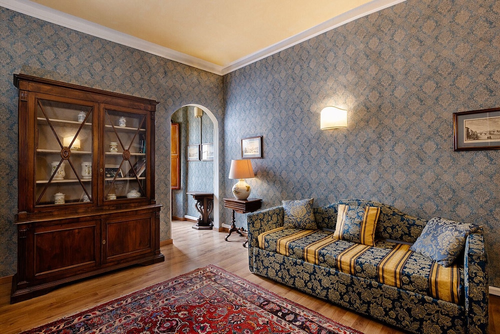 Hotel Palazzo dal Borgo — Hotel rooms in Florence, Tuscany