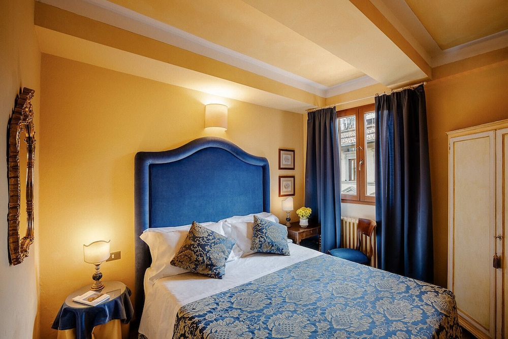 Hotel Palazzo dal Borgo — Hotel rooms in Florence, Tuscany