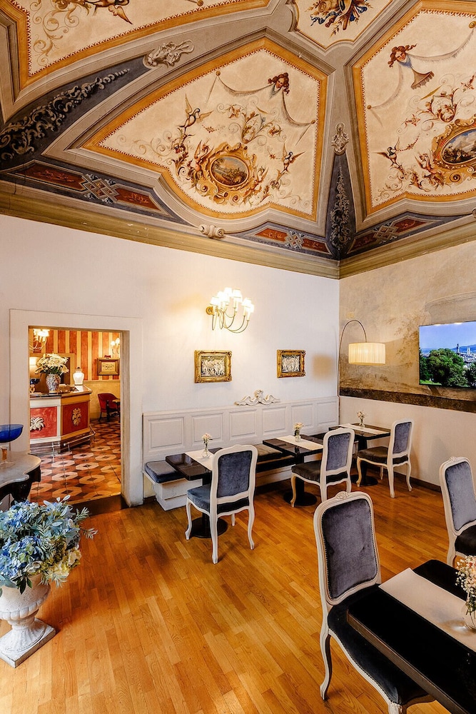 Hotel Palazzo dal Borgo — Restaurant & bars in Florence, Tuscany