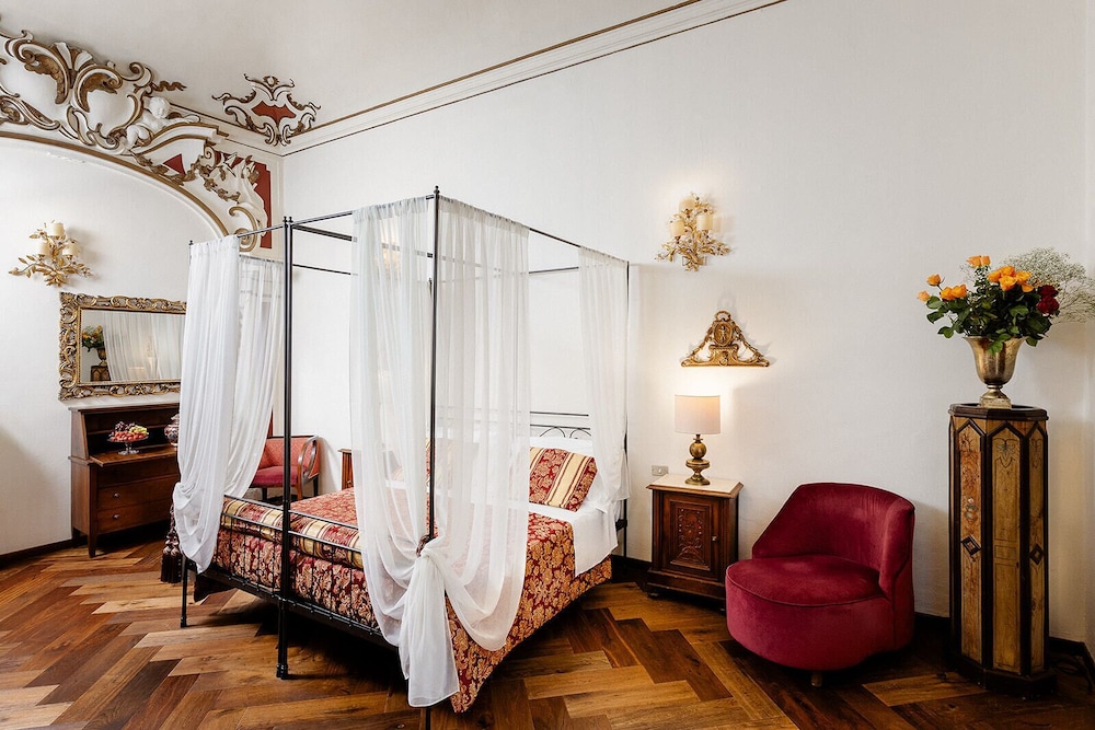 Hotel Palazzo dal Borgo — Hotel rooms in Florence, Tuscany
