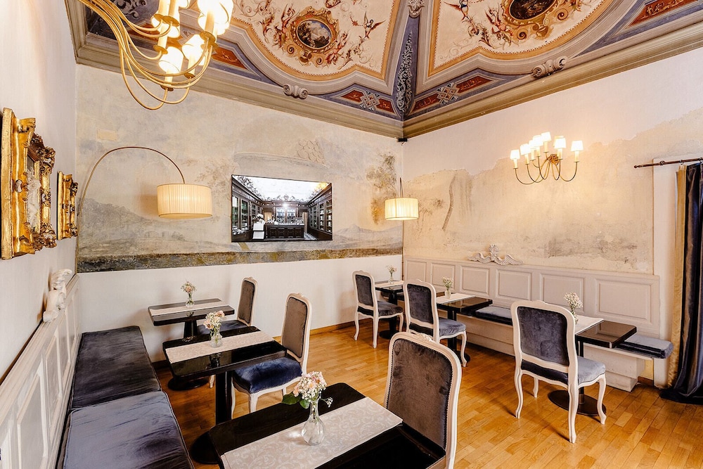 Hotel Palazzo dal Borgo — Restaurant & bars in Florence, Tuscany