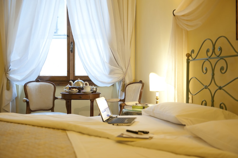 Hotel Palazzo dal Borgo — Hotel rooms in Florence, Tuscany