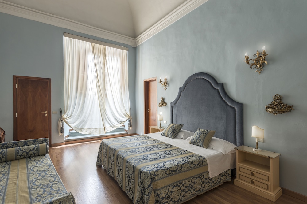 Hotel Palazzo dal Borgo — Hotel rooms in Florence, Tuscany