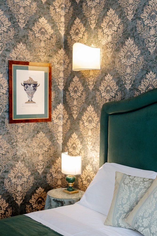 Hotel Palazzo dal Borgo — Hotel rooms in Florence, Tuscany