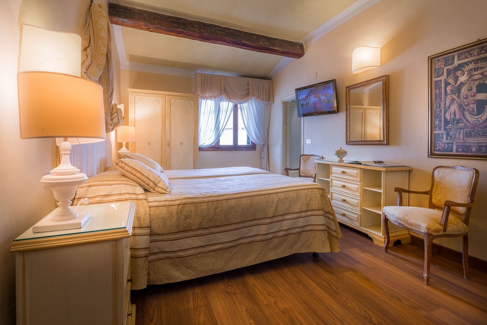Hotel Palazzo dal Borgo — Hotel rooms in Florence, Tuscany