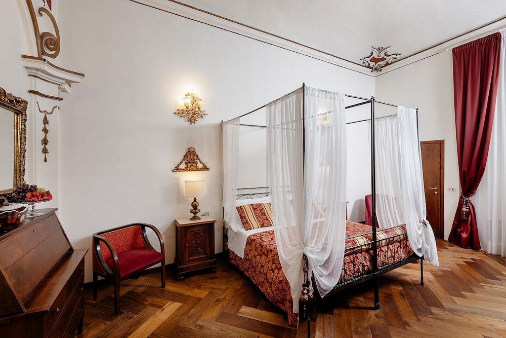 Hotel Palazzo dal Borgo — Hotel rooms in Florence, Tuscany