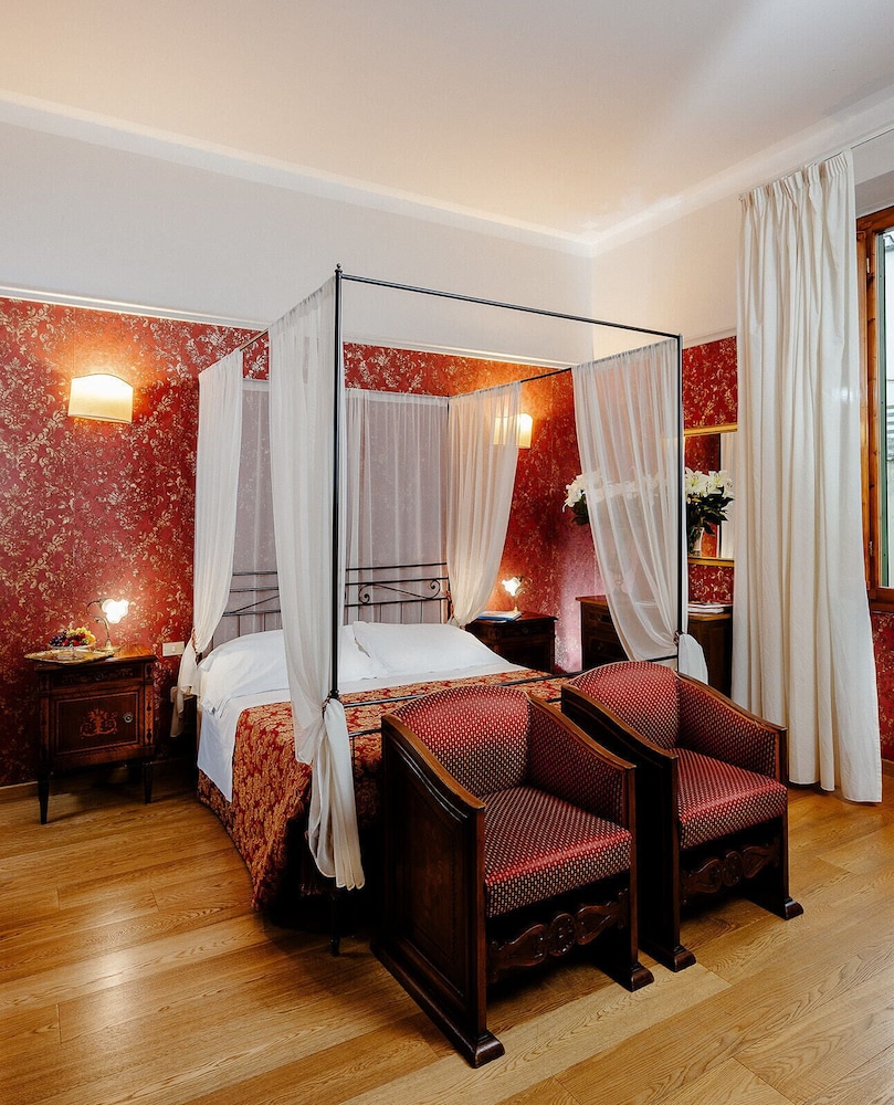 Hotel Palazzo dal Borgo — Hotel rooms in Florence, Tuscany