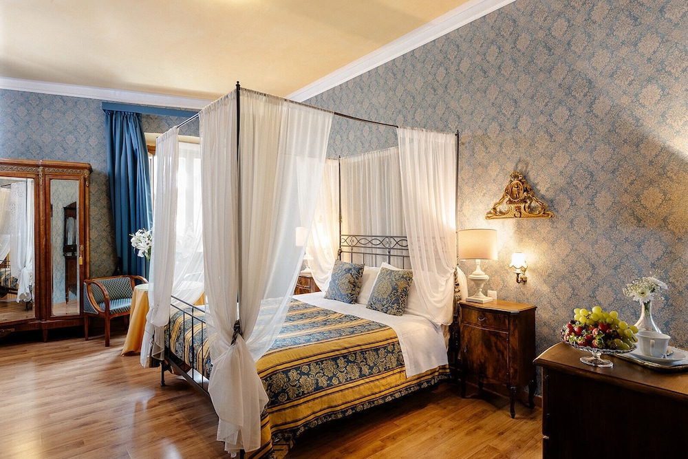 Hotel Palazzo dal Borgo — Hotel rooms in Florence, Tuscany