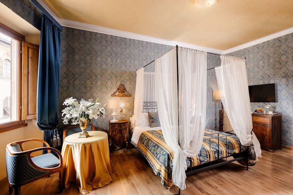 Hotel Palazzo dal Borgo — Hotel rooms in Florence, Tuscany