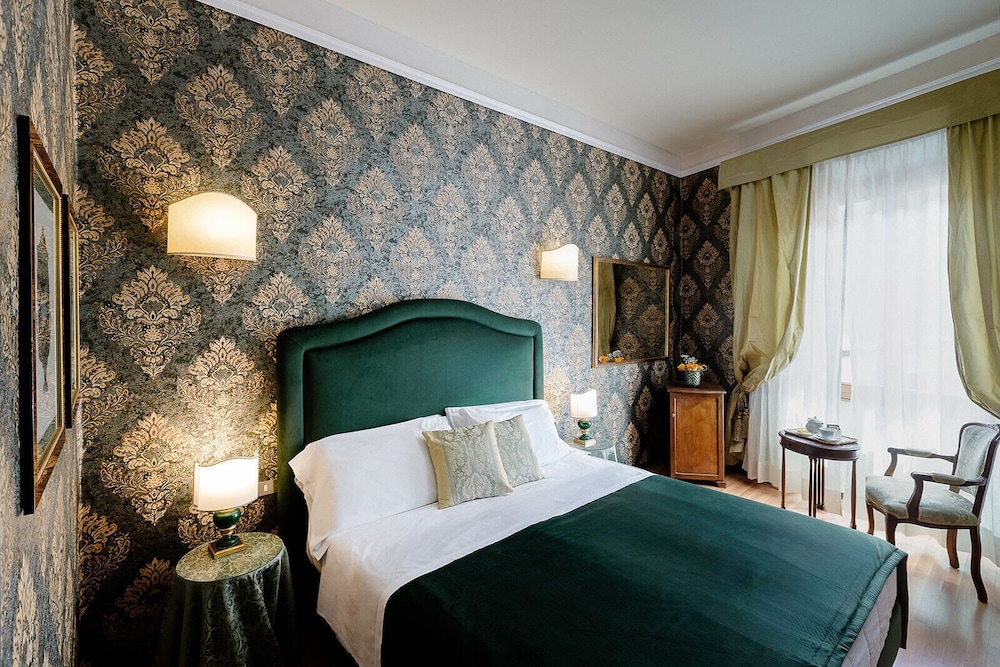 Hotel Palazzo dal Borgo — Hotel rooms in Florence, Tuscany