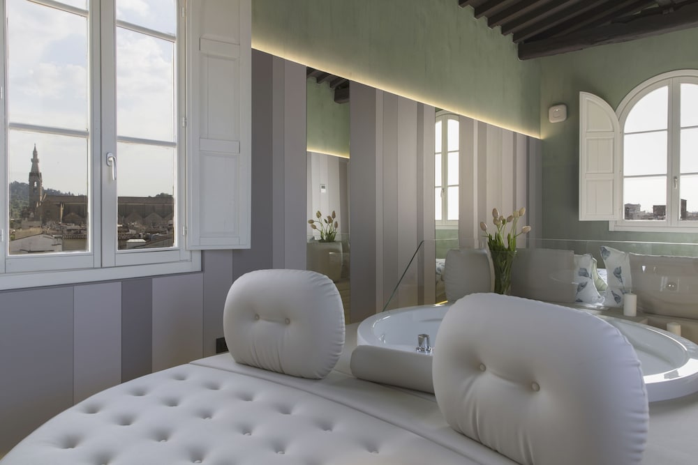 Palazzo dei Ciompi Suites — Hotel rooms in Florence, Tuscany