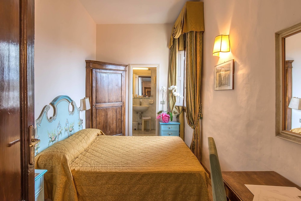 Hotel Paris — Hotel rooms in Florence, Tuscany