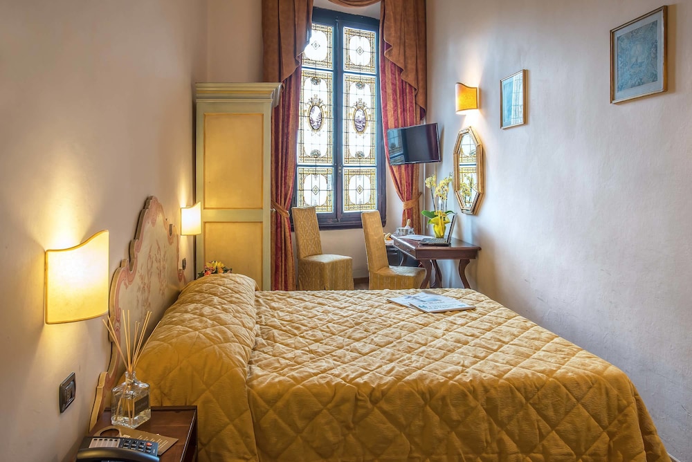 Hotel Paris — Hotel rooms in Florence, Tuscany
