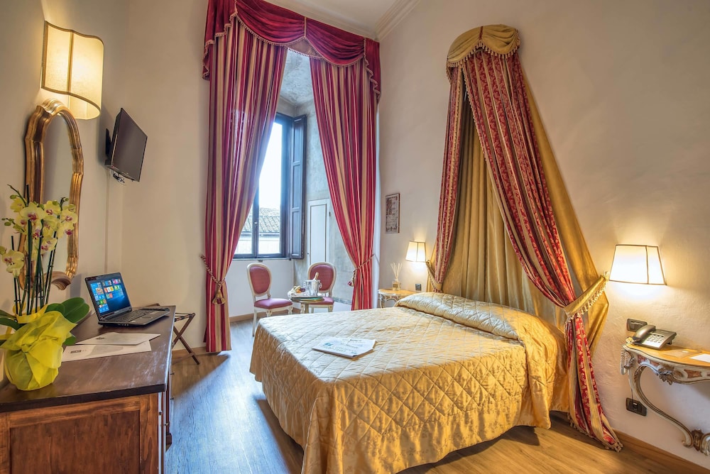 Hotel Paris — Hotel rooms in Florence, Tuscany