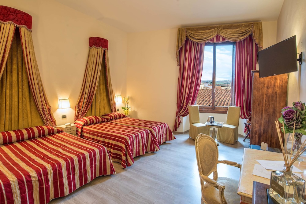 Hotel Paris — Hotel rooms in Florence, Tuscany