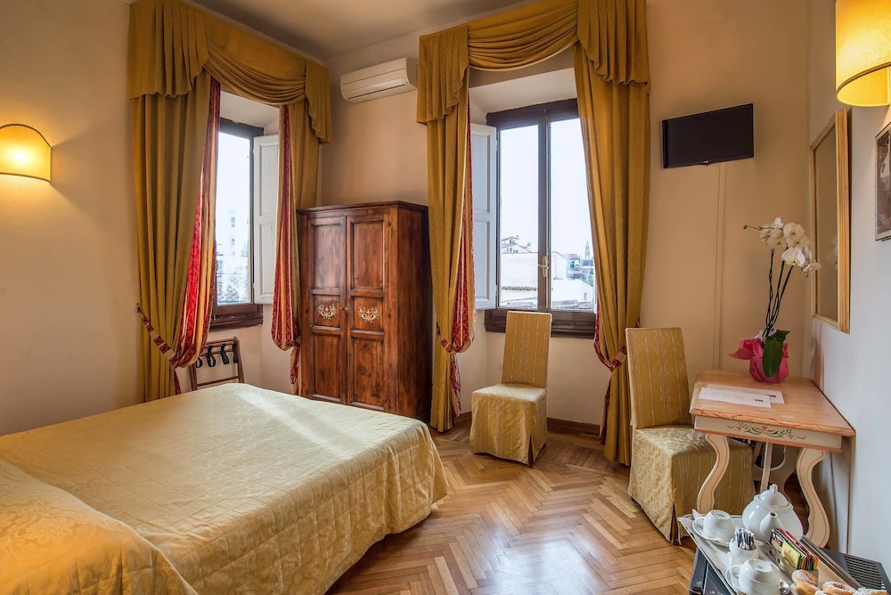Hotel Paris — Hotel rooms in Florence, Tuscany