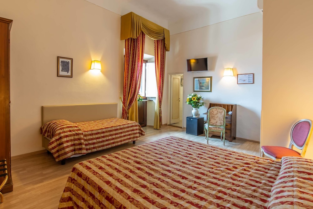 Hotel Paris — Hotel rooms in Florence, Tuscany
