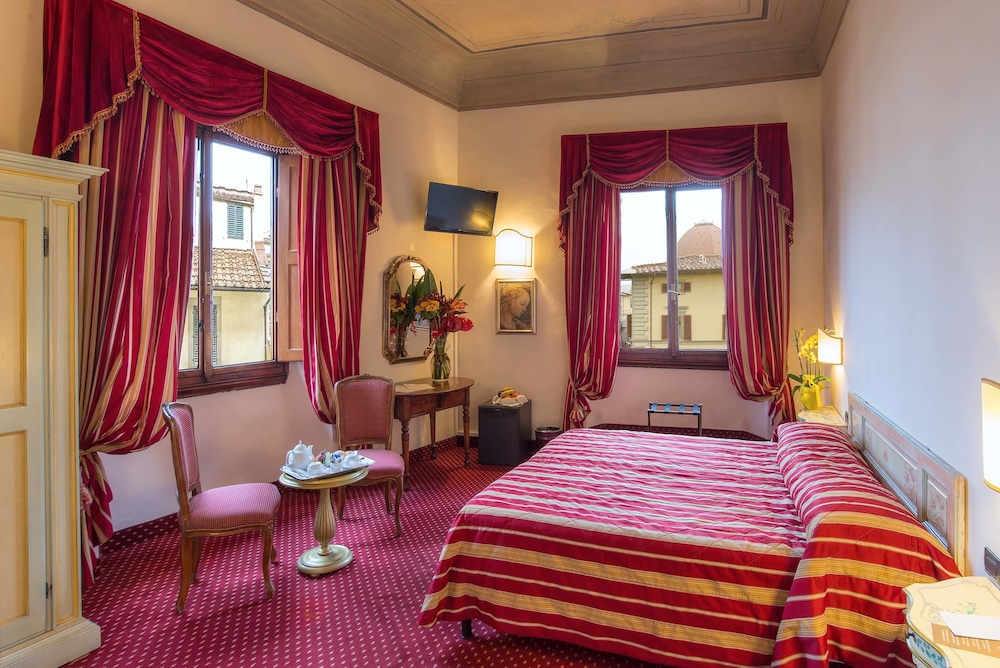 Hotel Paris — Hotel rooms in Florence, Tuscany