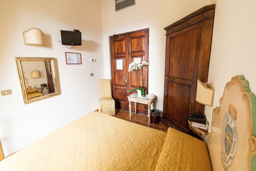 Hotel Paris — Hotel rooms in Florence, Tuscany
