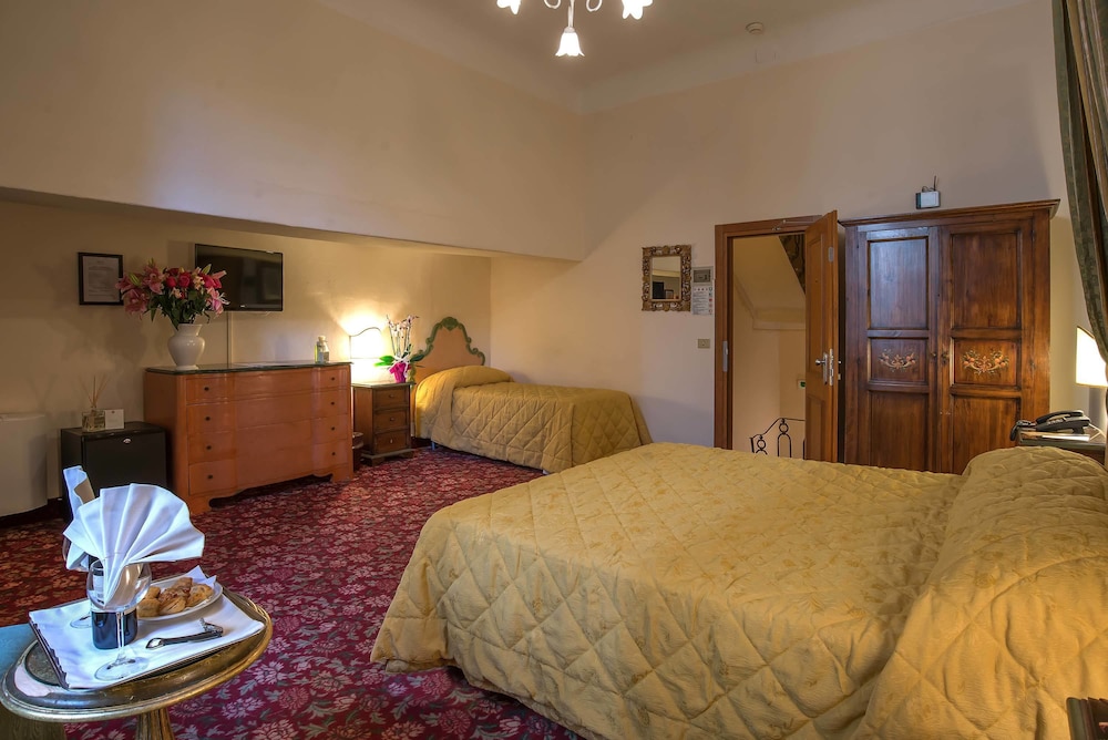 Hotel Paris — Hotel rooms in Florence, Tuscany