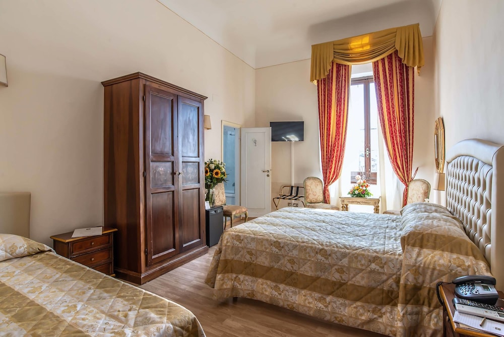 Hotel Paris — Hotel rooms in Florence, Tuscany