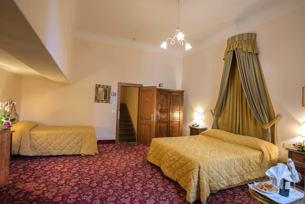 Hotel Paris — Hotel rooms in Florence, Tuscany
