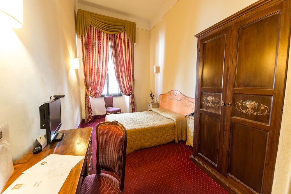 Hotel Paris — Hotel rooms in Florence, Tuscany