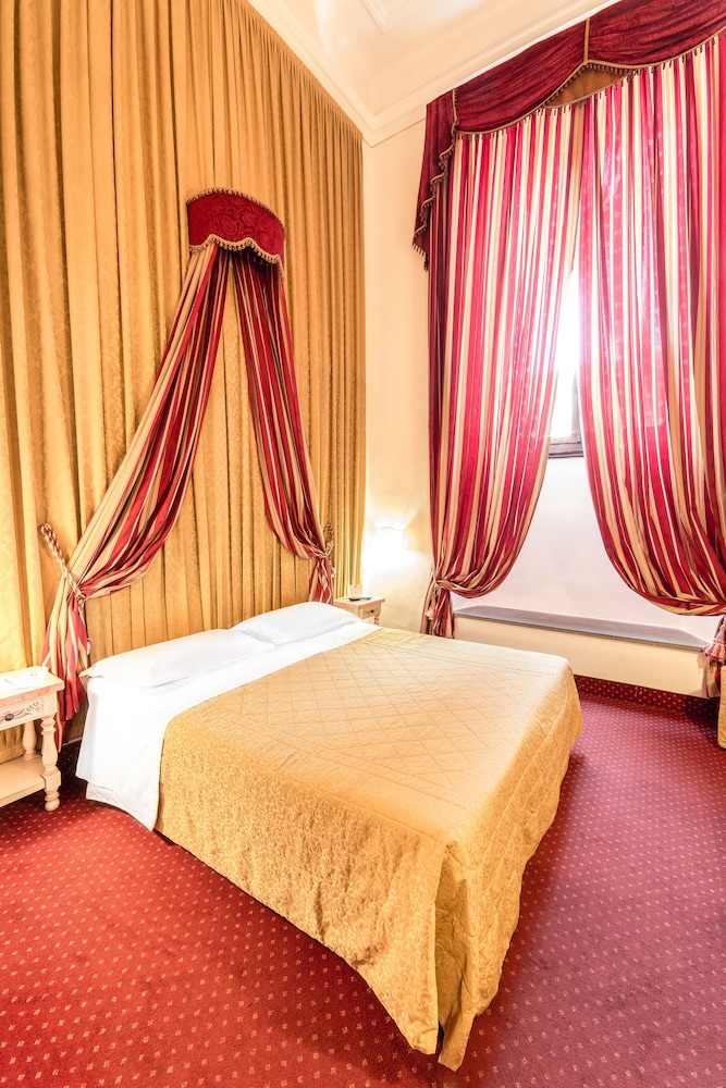 Hotel Paris — Hotel rooms in Florence, Tuscany