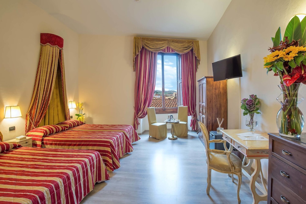 Hotel Paris — Hotel rooms in Florence, Tuscany