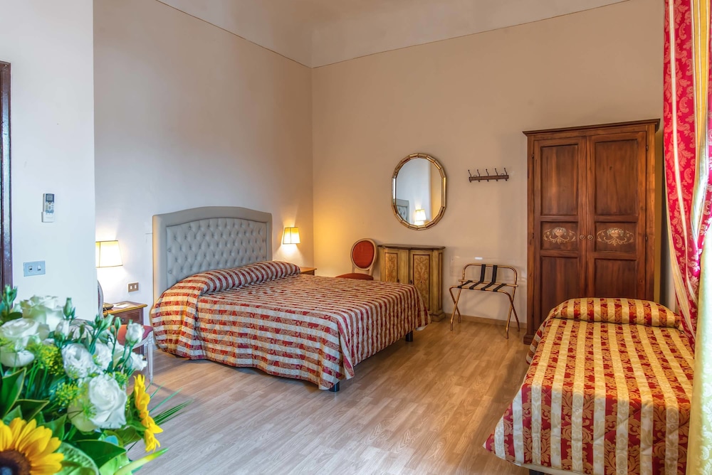Hotel Paris — Hotel rooms in Florence, Tuscany