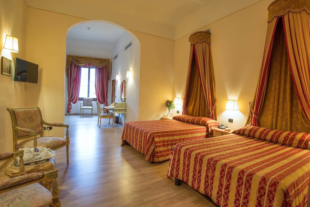 Hotel Paris — Hotel rooms in Florence, Tuscany