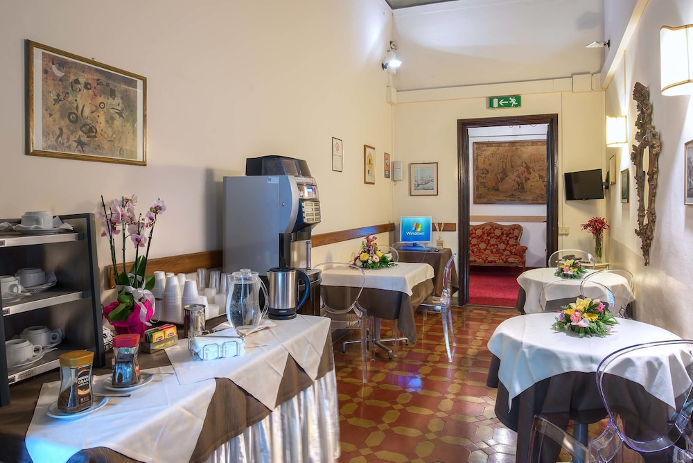 Hotel Paris — Restaurant & bars in Florence, Tuscany