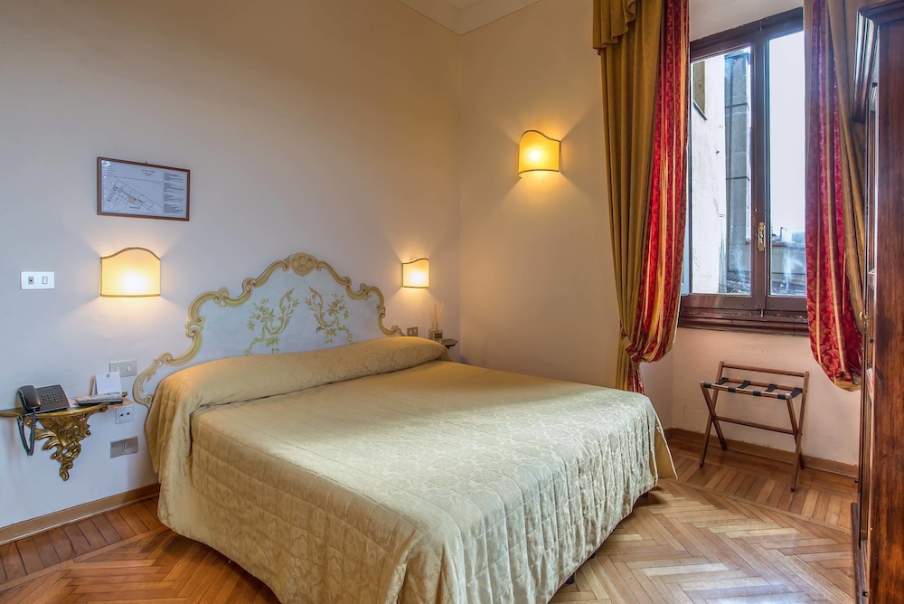 Hotel Paris — Hotel rooms in Florence, Tuscany