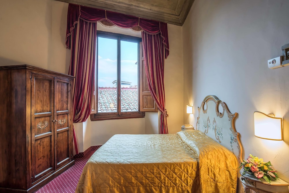 Hotel Paris — Hotel rooms in Florence, Tuscany
