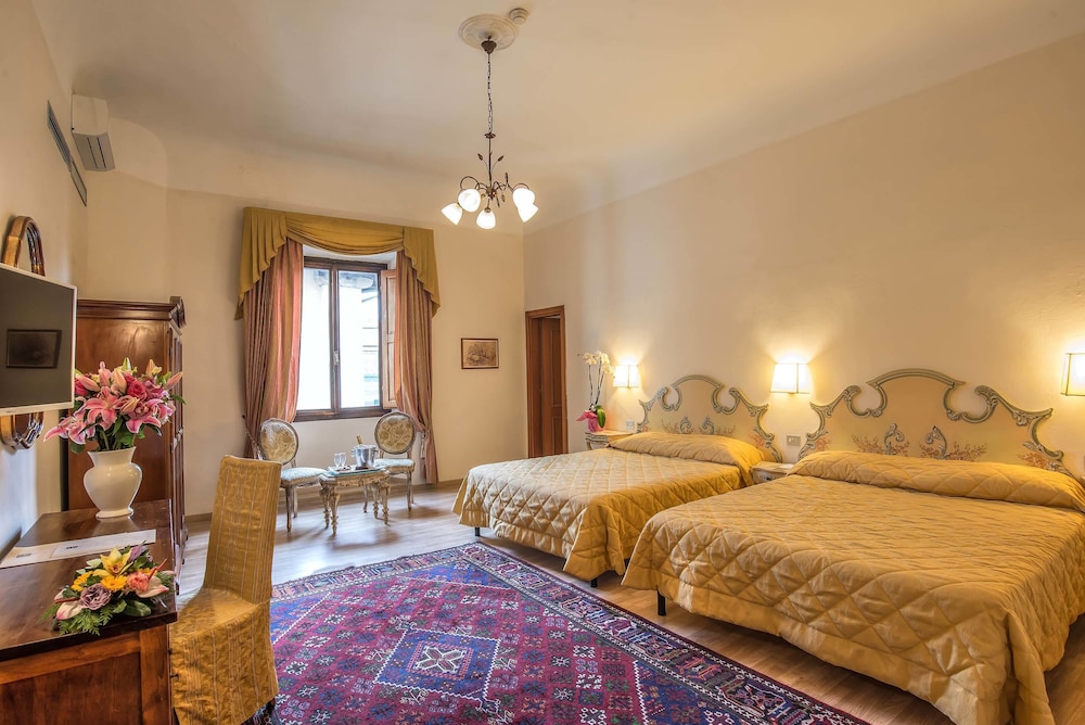 Hotel Paris — Hotel rooms in Florence, Tuscany