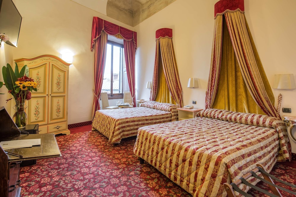 Hotel Paris — Hotel rooms in Florence, Tuscany