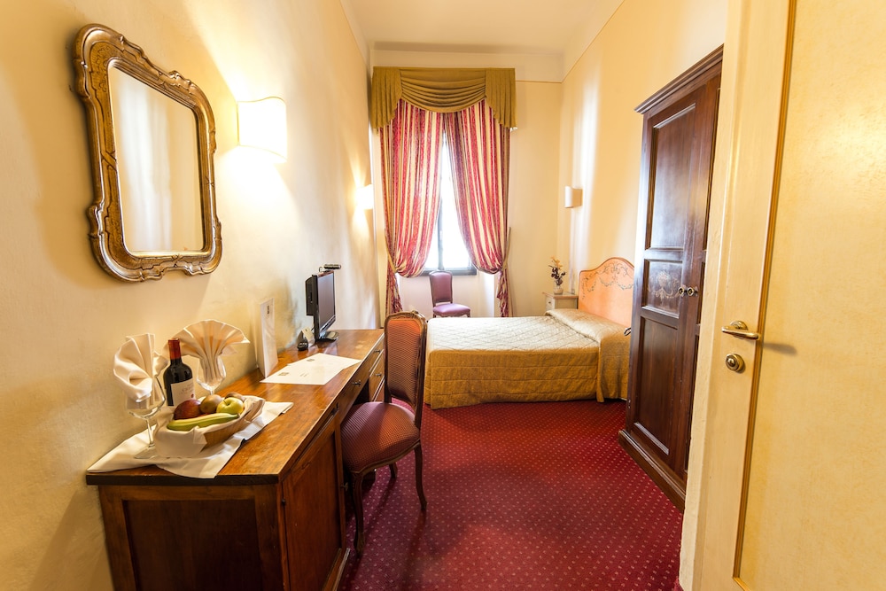 Hotel Paris — Hotel rooms in Florence, Tuscany