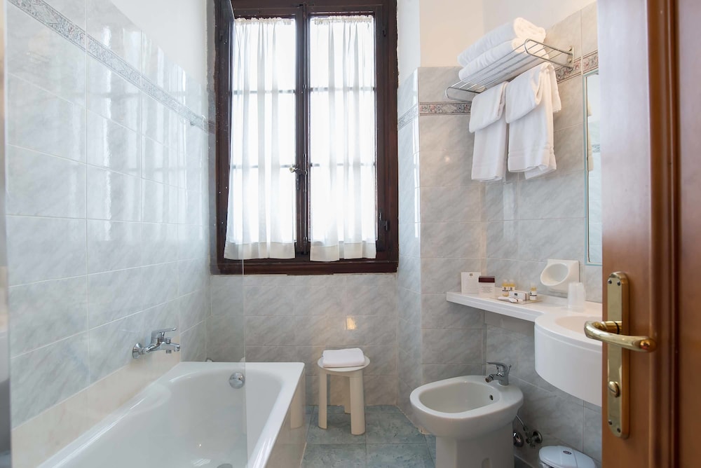 Hotel Paris — Hotel rooms in Florence, Tuscany