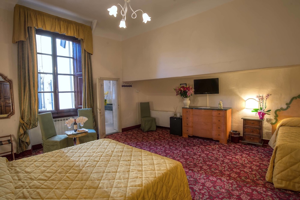 Hotel Paris — Hotel rooms in Florence, Tuscany