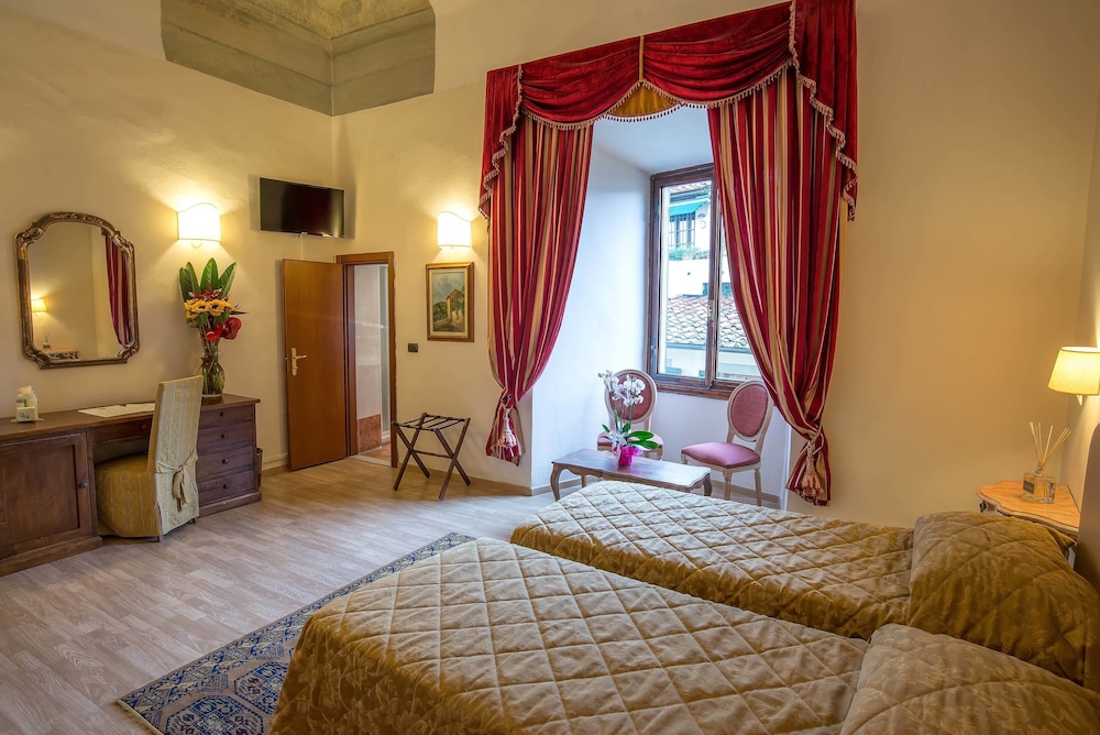 Hotel Paris — Hotel rooms in Florence, Tuscany