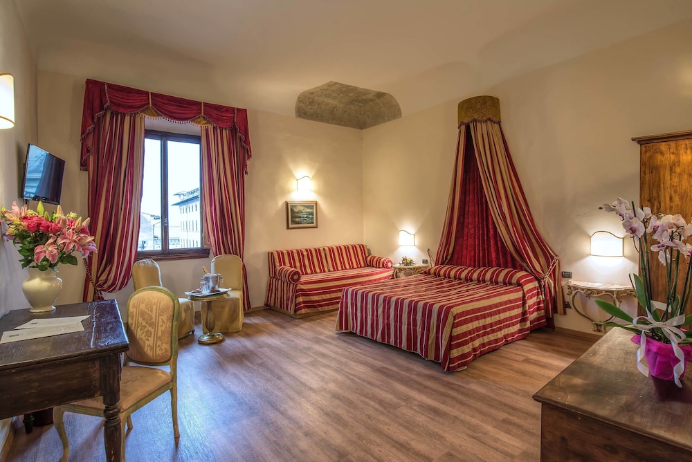 Hotel Paris — Hotel rooms in Florence, Tuscany