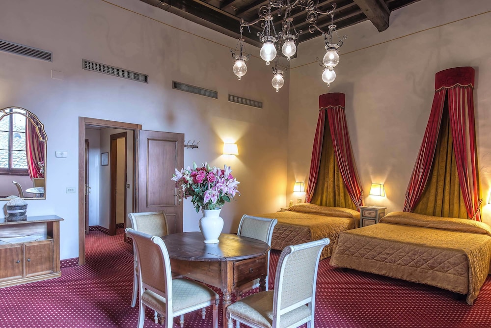 Hotel Paris — Hotel rooms in Florence, Tuscany