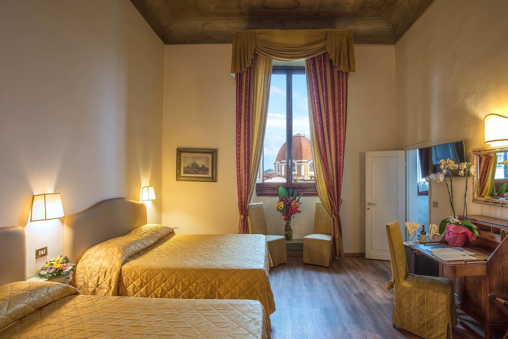 Hotel Paris — Hotel rooms in Florence, Tuscany