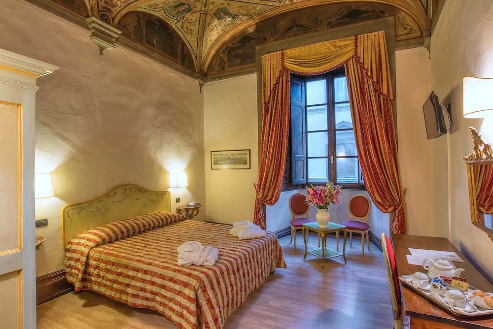 Hotel Paris — Hotel rooms in Florence, Tuscany