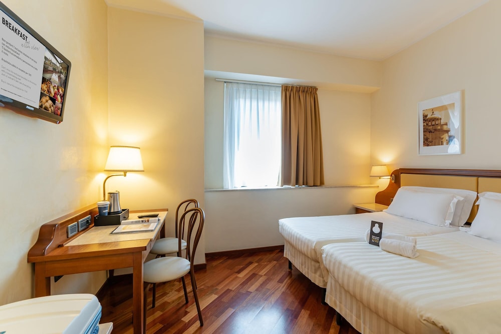 B&B Hotel Firenze Pitti Palace al Ponte Vecchio — Hotel rooms in Florence, Tuscany