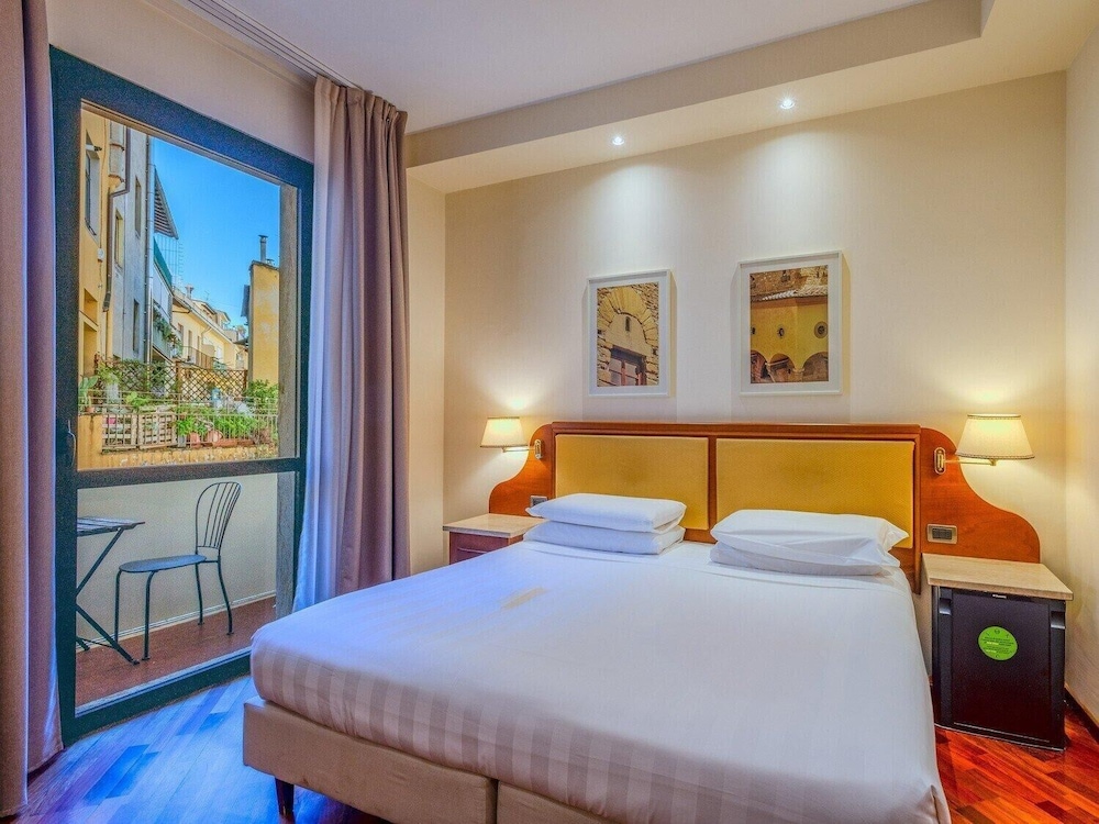 B&B Hotel Firenze Pitti Palace al Ponte Vecchio — Hotel rooms in Florence, Tuscany